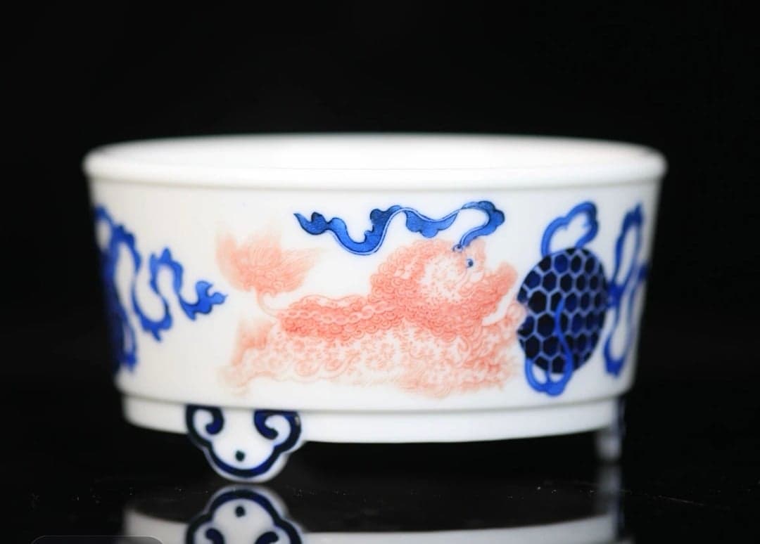 澄怀堂青花釉里红狮子戏绣球香炉